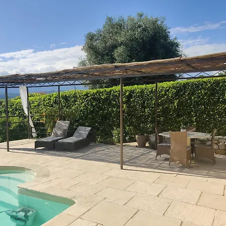 Les Collines De St Paul Bed & Breakfast